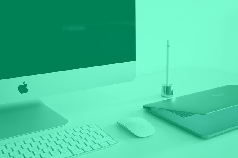 Imac mit Tastatur, Maus und Macbook